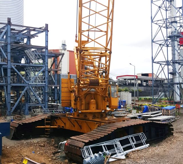 300-tonne crawler crane on site